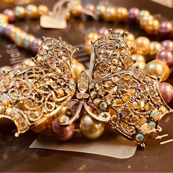 Beautiful Butterfly Brooch-pin with Aurora borealis crystals movable wings! - Picture 2 of 7